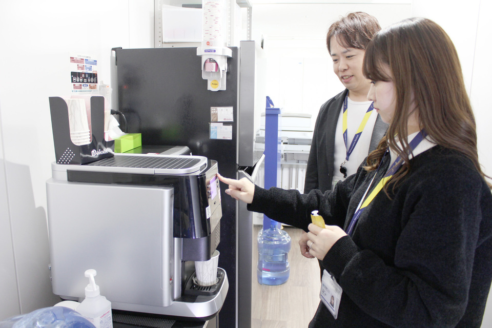 コーヒーメーカーを使用している写真